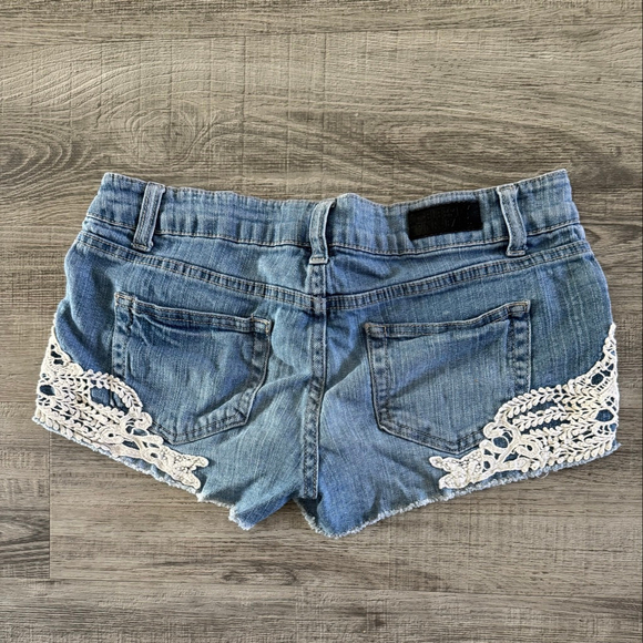 Celebrity Pink Lace Trim Denim Shorts Size 7 Western Boho Chic Festival Y2K GUC - Picture 6 of 6